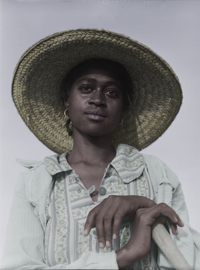 #14 Mrs. Leroy Dunn chopping cotton in a field, White Plains (vicinity), Georgia, May 1941