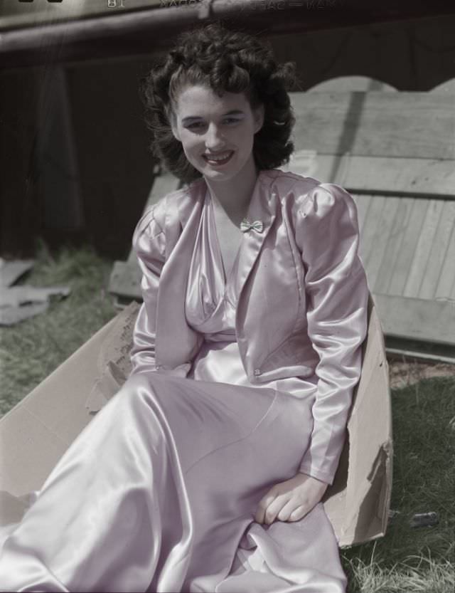 #18 One of the girls in the “girlie” show at the Rutland Fair, Vermont, September 1941