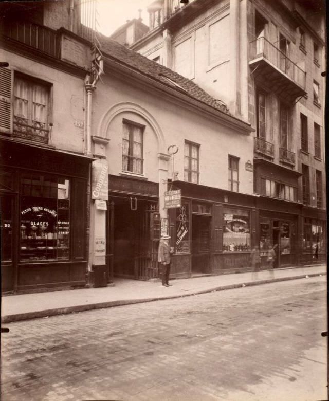 #41 Entree du Passage Moliere 157 Rue St. Martin, 1908.
