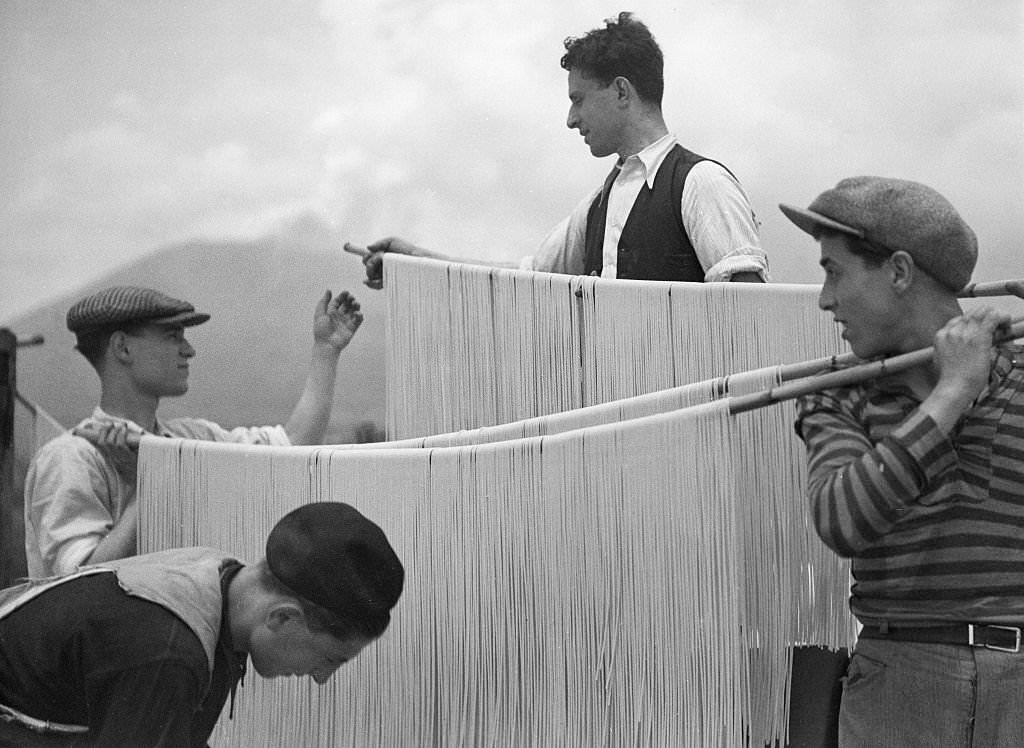 #65 Spaghetti production Hanging up spaghetti, 1932
