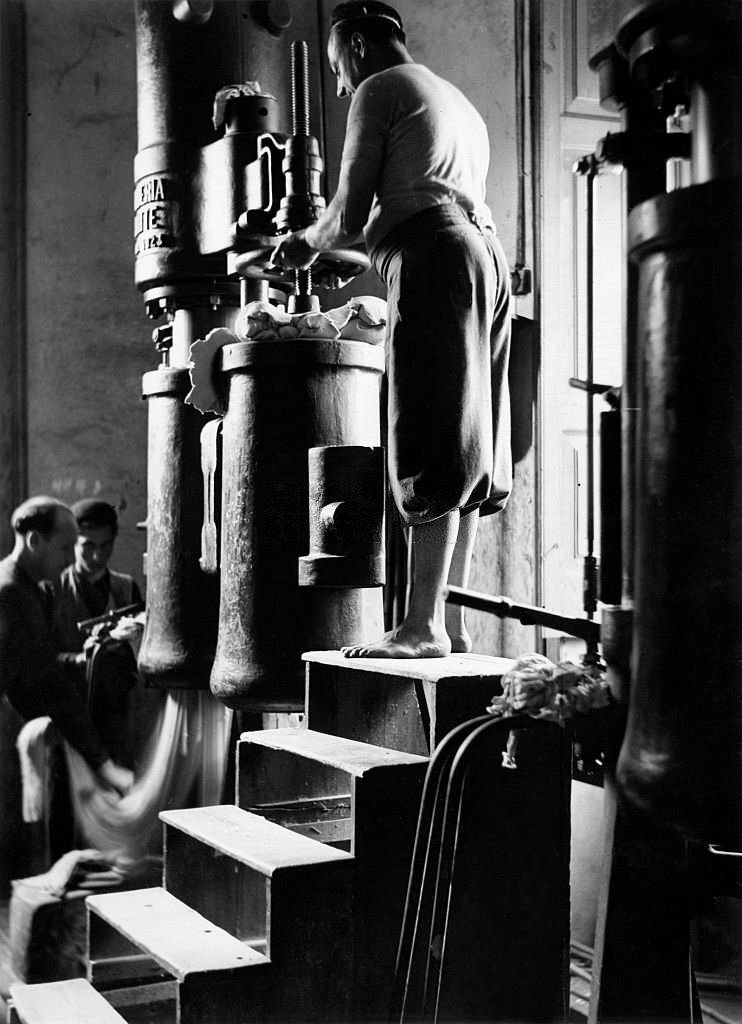 #66 Spaghetti manufacturing machine in Italy, 1932