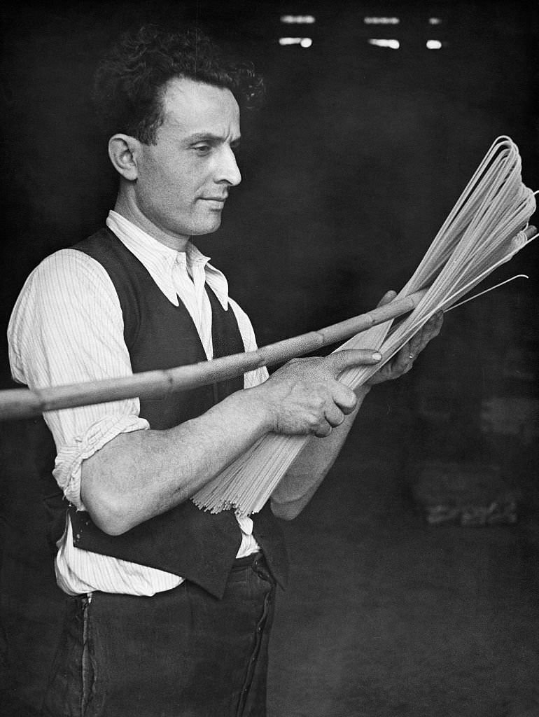 #68 Spaghetti production Worker bending (dried) spaghetti with a stick, 1932