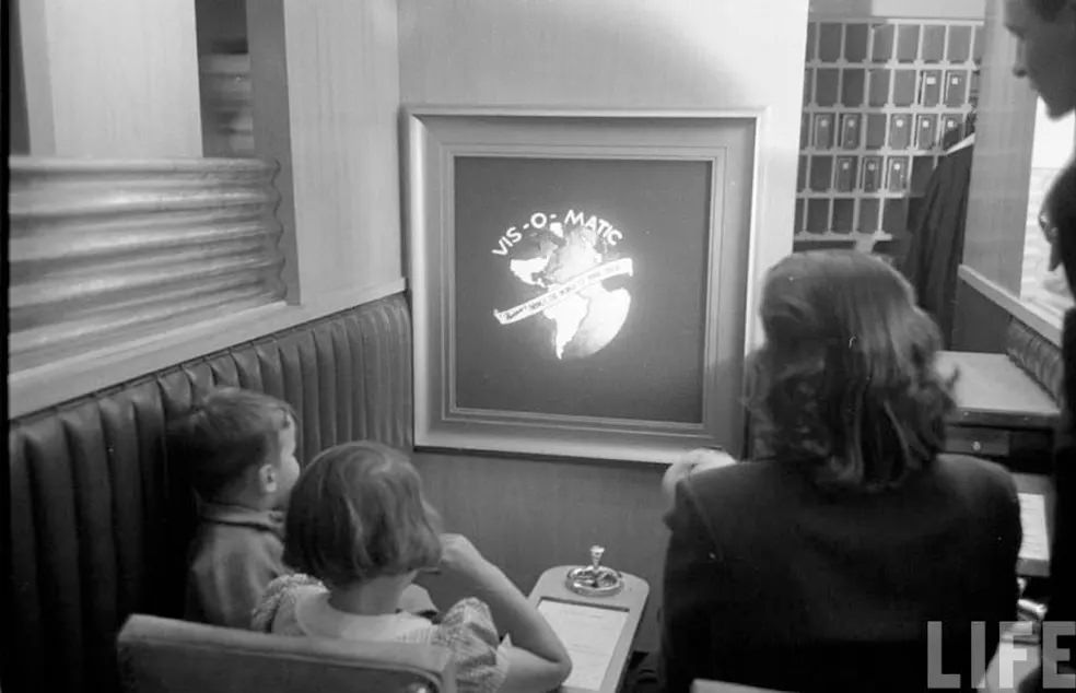 Pre-Internet Online Shopping Store: Customers Ordered Products from the Screens and the Company Shipped