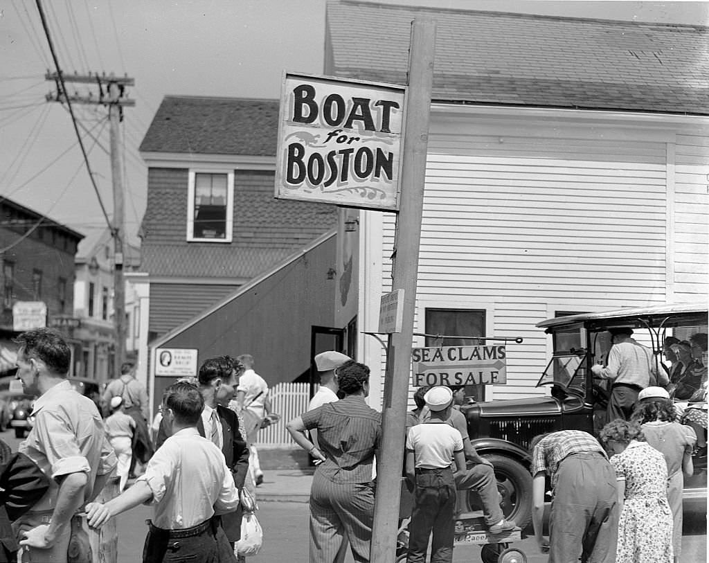 #41 Tourists just off the boat from Boston beginning to make use of their two hours in town. Provincetown, Massachusetts, August 1940.