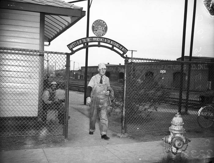 #89 Train Engineer J.O.Sowell walks through SP Gate, 1946