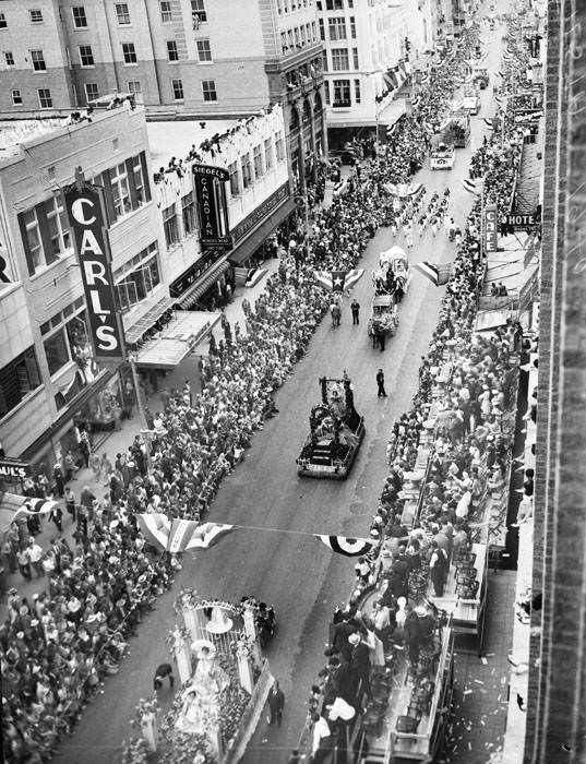 #208 1940 Battle of Flowers Parade – Parade participants on Houston Street, 1940