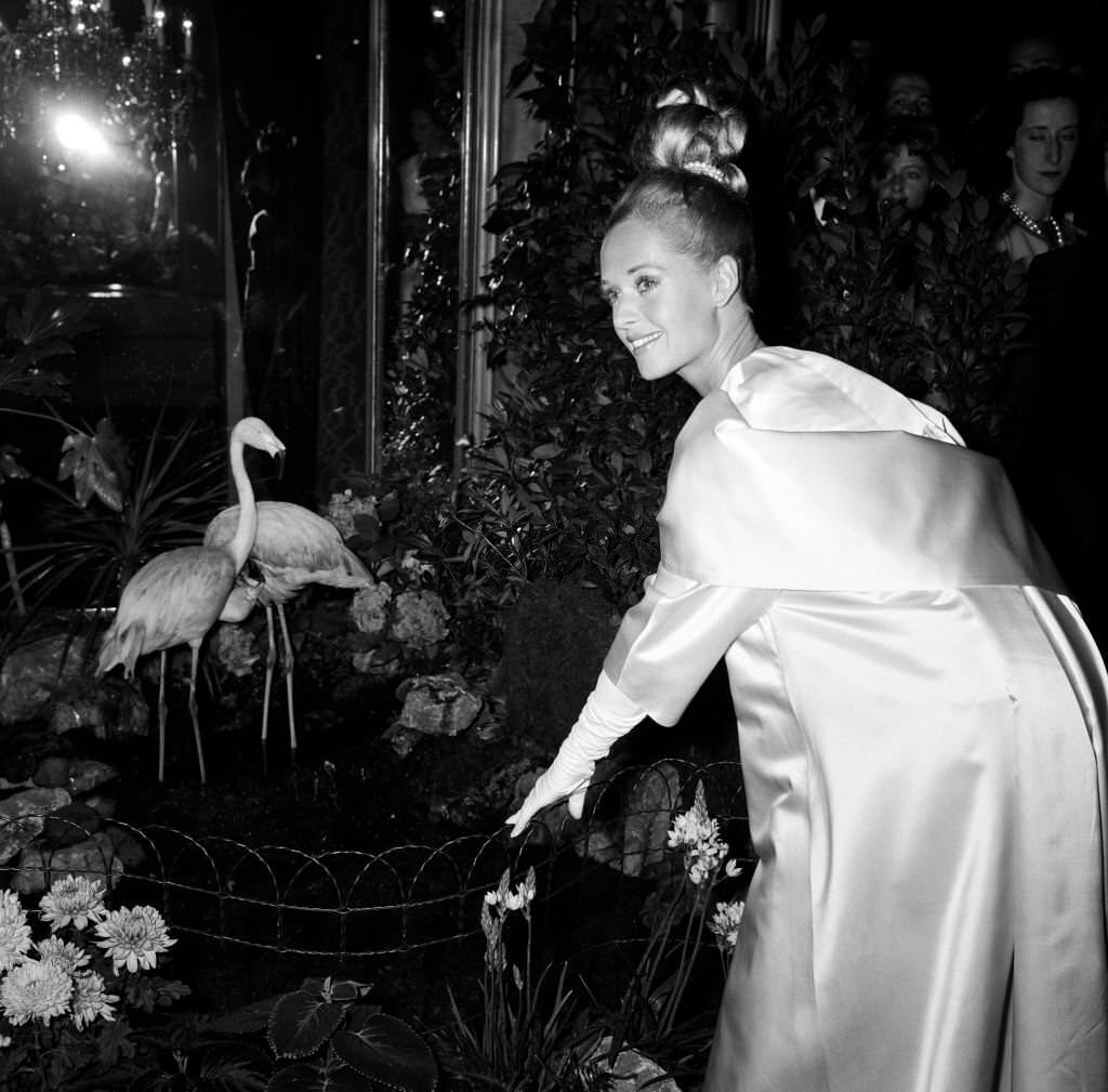 Tippi Hedren attends the premiere of ‘The Birds’ at the Odeon Leicester Square, 29th August 1963.