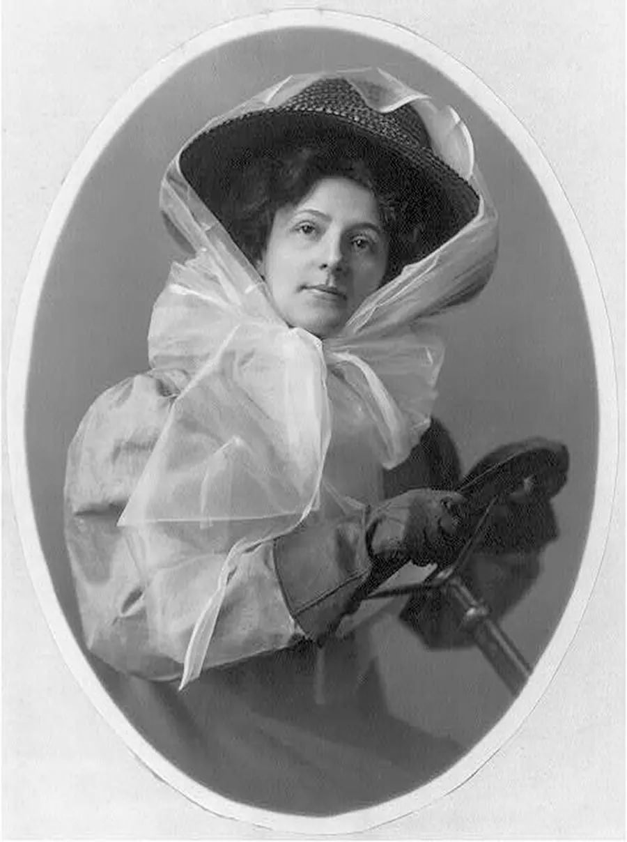The Early Automobilist Fashion: What Drivers Wore in the early 1900s While Driving Roofless Cars Ve
