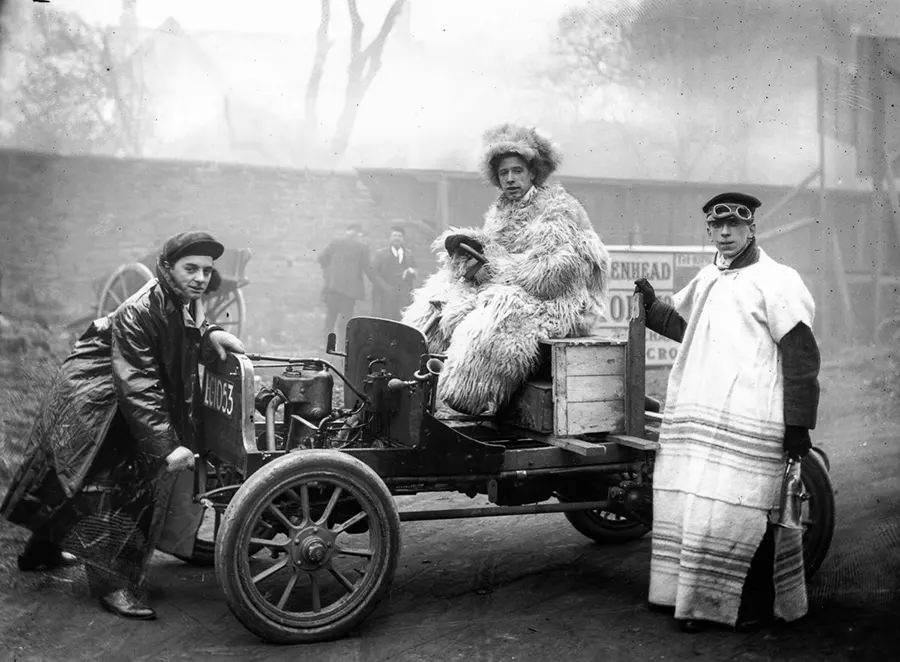 #2  The Early Automobilist Fashion: What Drivers Wore in the early 1900s While Driving Roofless Cars #2 Veh