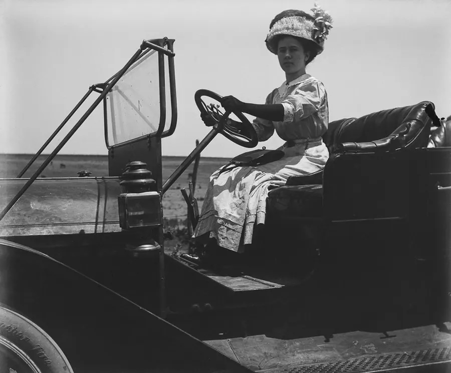 The Early Automobilist Fashion: What Drivers Wore in the early 1900s While Driving Roofless Cars Veh