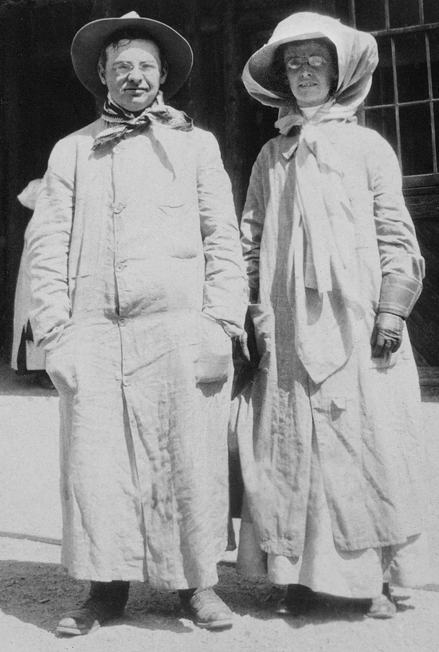The Early Automobilist Fashion: What Drivers Wore in the early 1900s While Driving Roofless Cars Veh