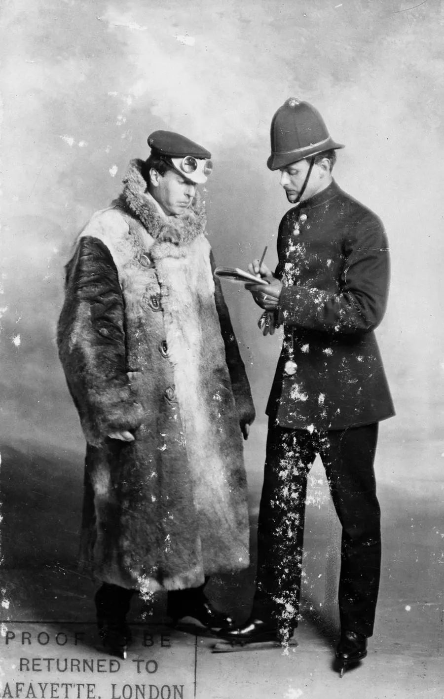 The Early Automobilist Fashion: What Drivers Wore in the early 1900s While Driving Roofless Cars Veh