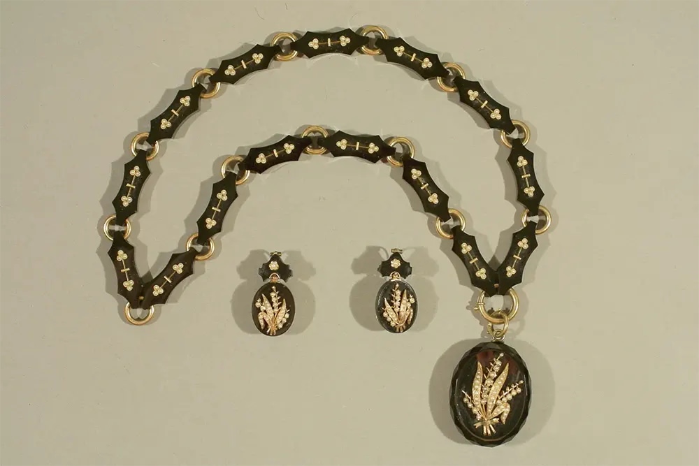#2 A set of onyx jewelry with gold and pearl depictions of sheaves of wheat.