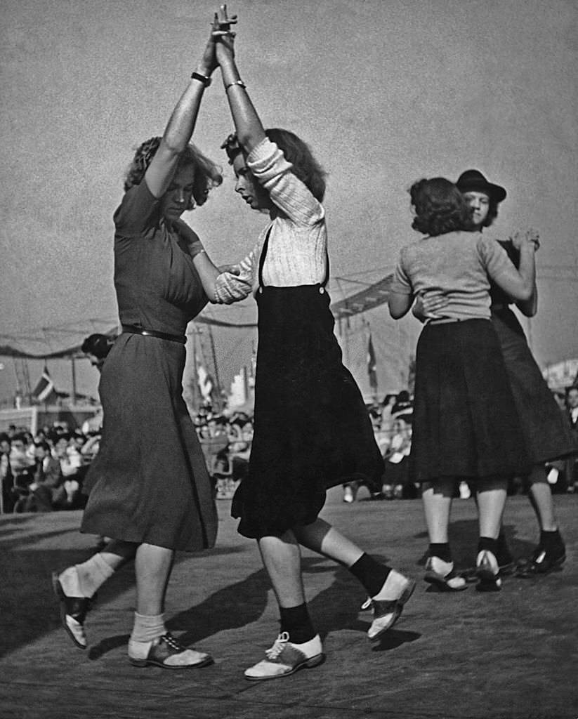 #125 Two pairs of female jitterbug dancers at the World’s Fair, New York, 1939.
