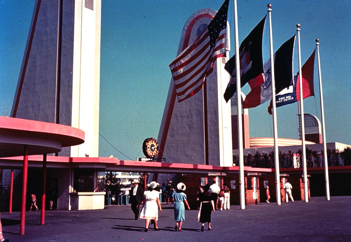 #19 Color view of the 1939 World’s Fair. Corona gate with Bulova clock, ca 1939.