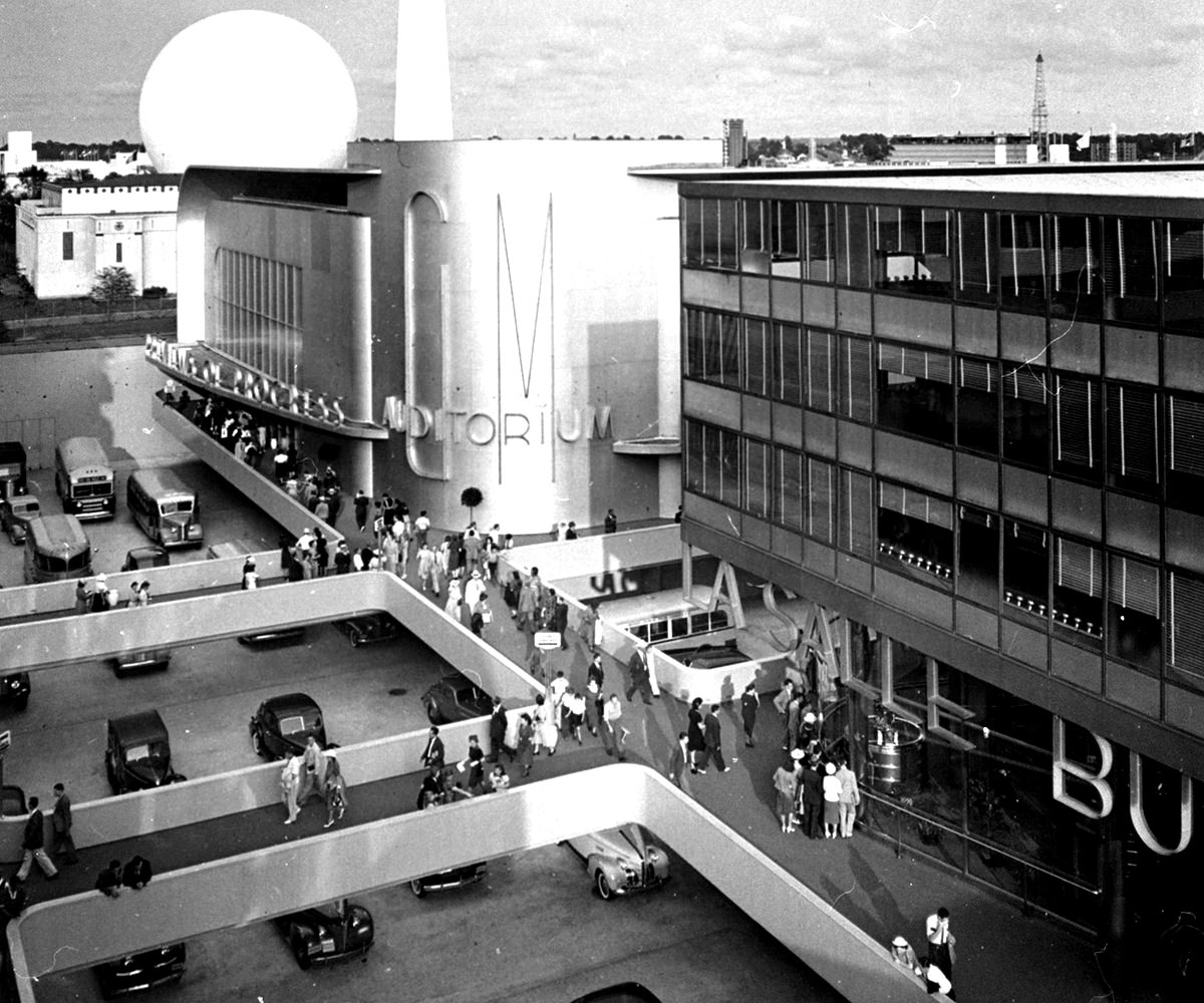 #20 The entrance to General Motors’ Exhibit at the New York World’s Fair of 1939-1940. The exhibit attracted nearly 25 million visitors.