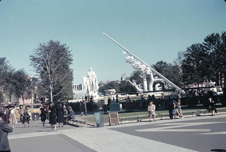 #75 George Washington statue behind “Time and Fates of Man,” sundial, with the United States Federal Building in the background, 1939 New York World’s Fair