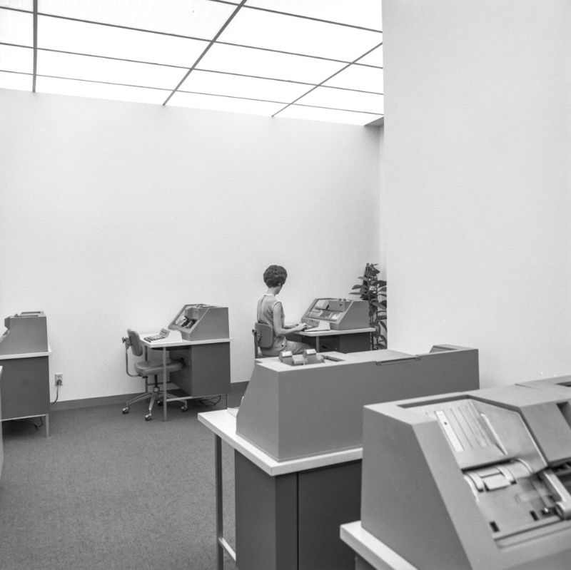 #29 Stunning Portraits of American Office Workers from the early 1970s #29 Photography
