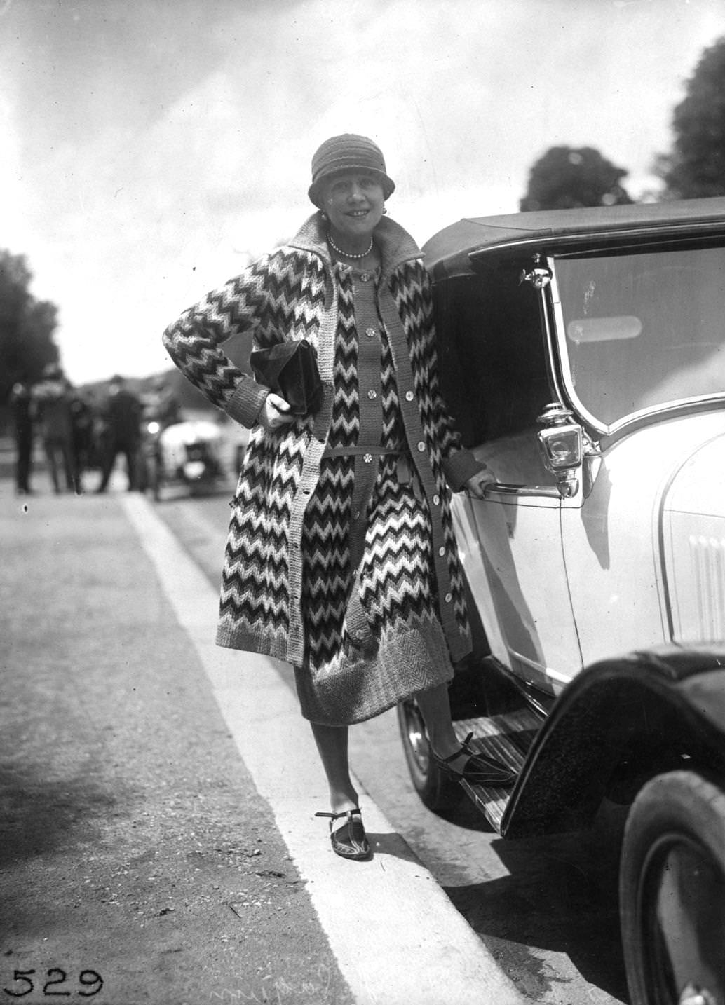 #139 Fire-patterned knitted loose dress and seven-eights coat worn with a cloche hat, 1926