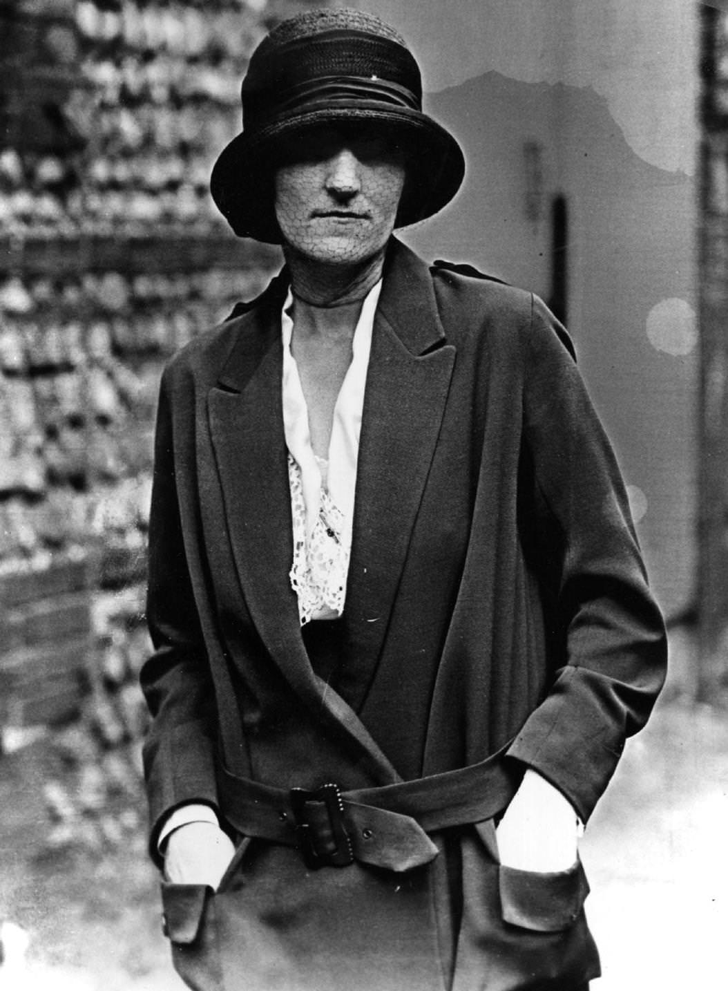 #145 Miss Duncan in cloche hat, arriving at the trial of Patrick Mahon, 1924