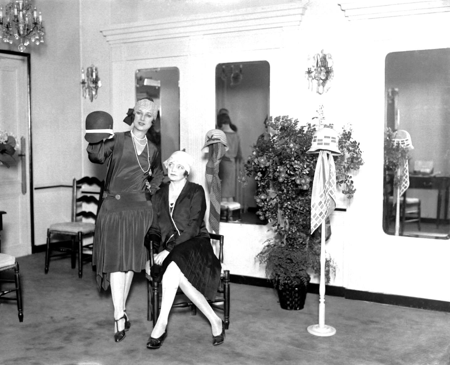 #23 Lady Walton at her stylist’s, 1920