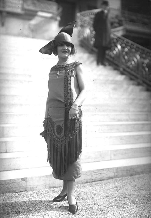 #45 Dress with tassels and embroidery and a cloche hat decorated with an over-sized ribbon, 1924