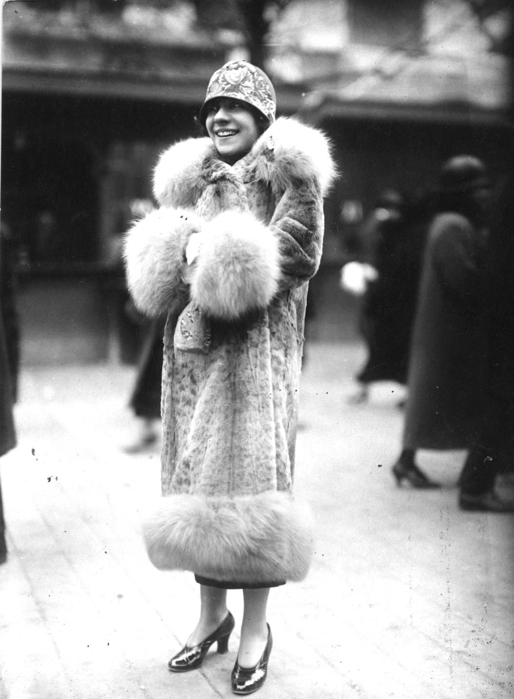 #52 February 1924: Fur coat with fur trim and embroidered cloche hat, 1924