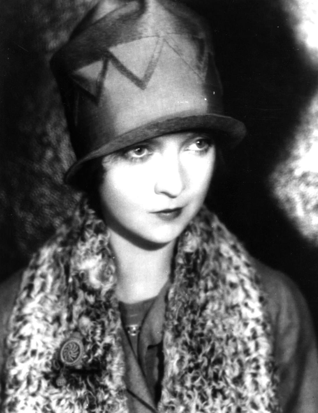 #83 Lillian Gish in cloche hat, 1923
