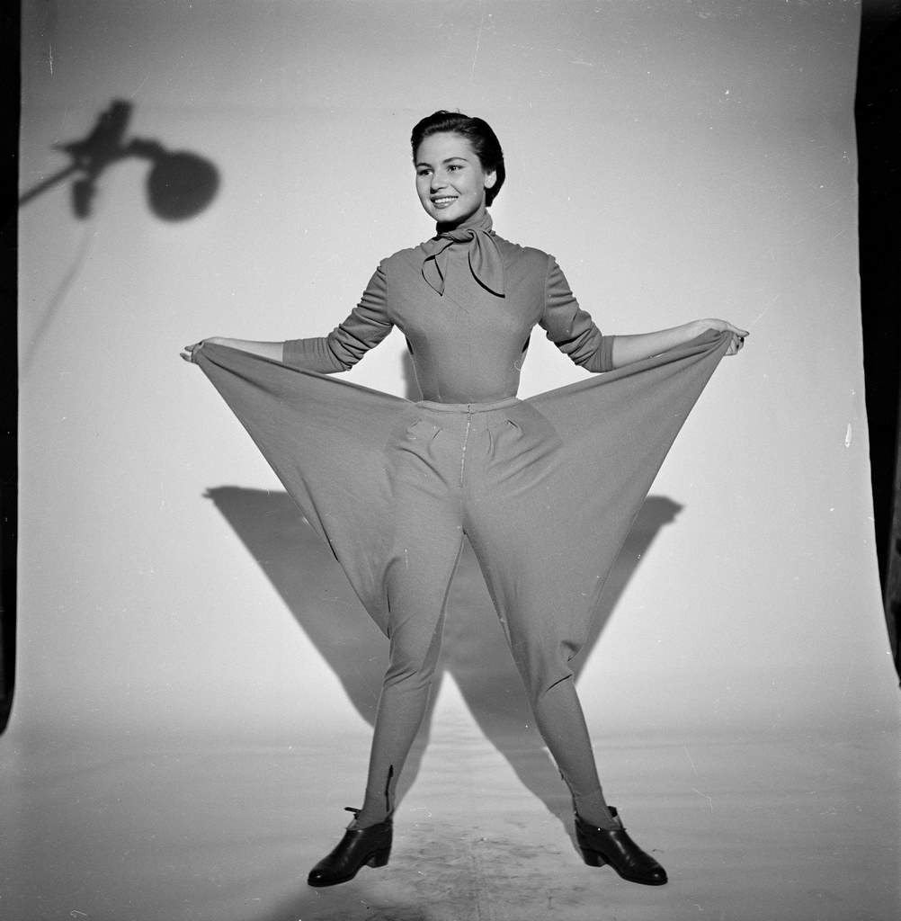 #108 Fashion Collection Of ‘couturiers Associes’ Autumn Winter, 1950