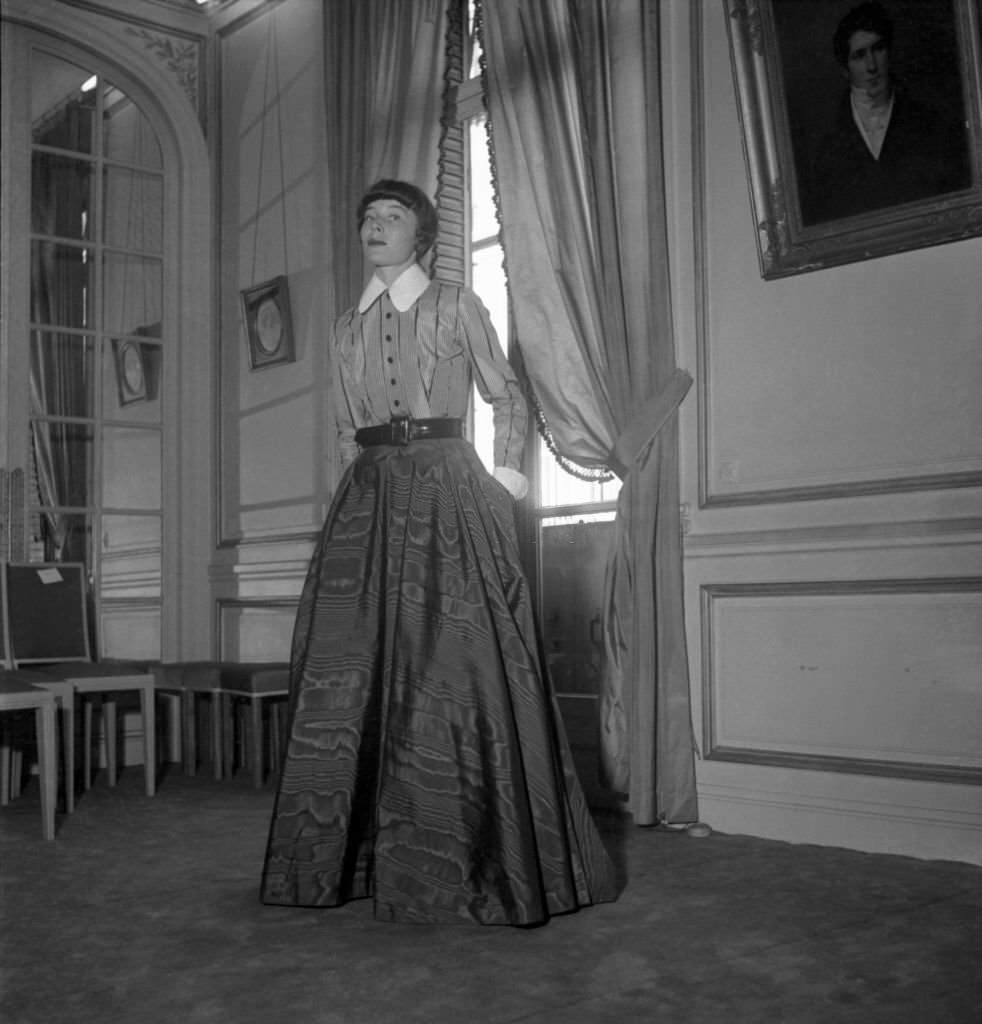 #40 Presentation of a dress created by Jacques Fath for Rita Hayworth, May 9, 1949, in Paris.