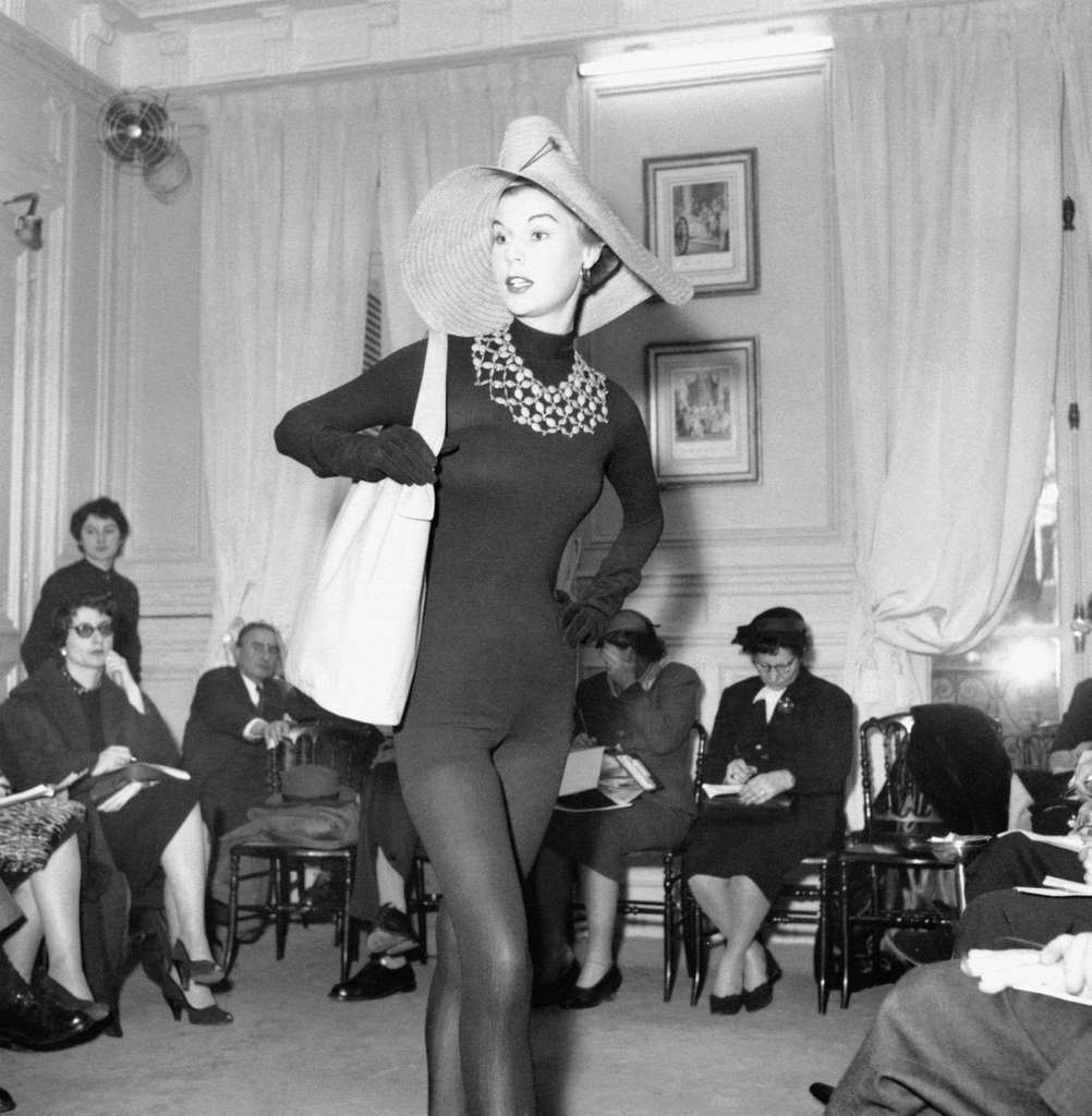#62 The Jacques Fath house presented its collection of accessories, bags and hats. Paris 1955.