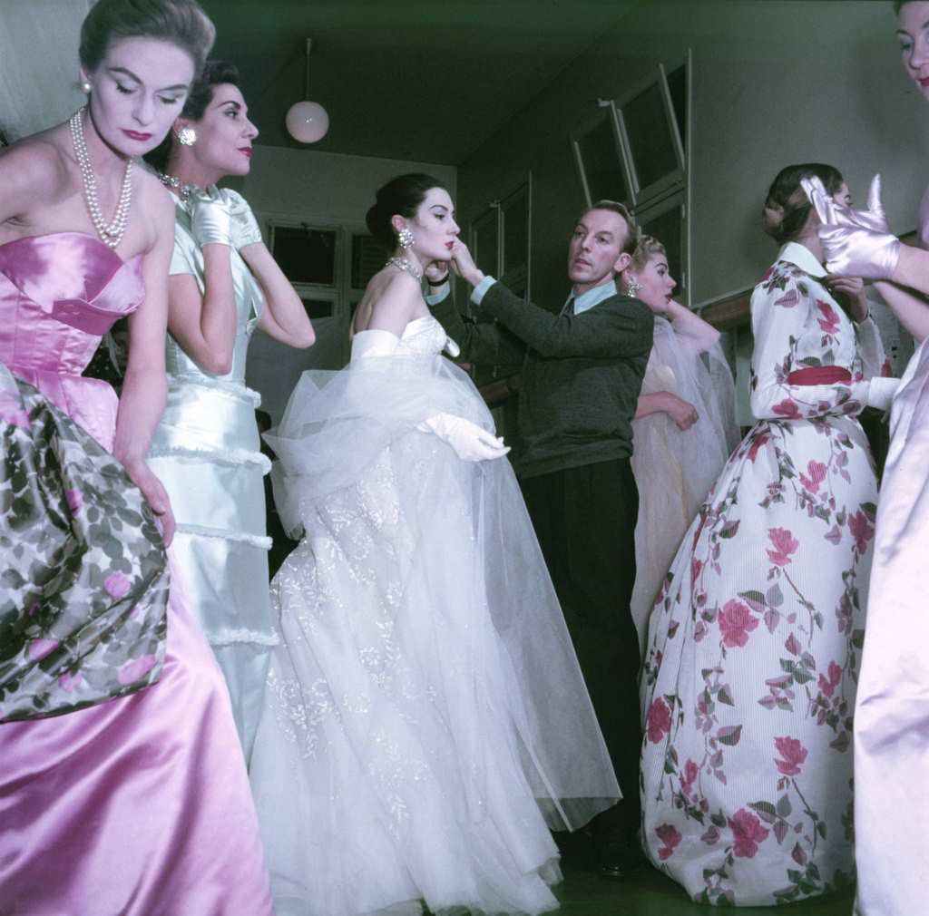 #80 Jacques Fath and his models. Preparation of the spring 1954 collection.