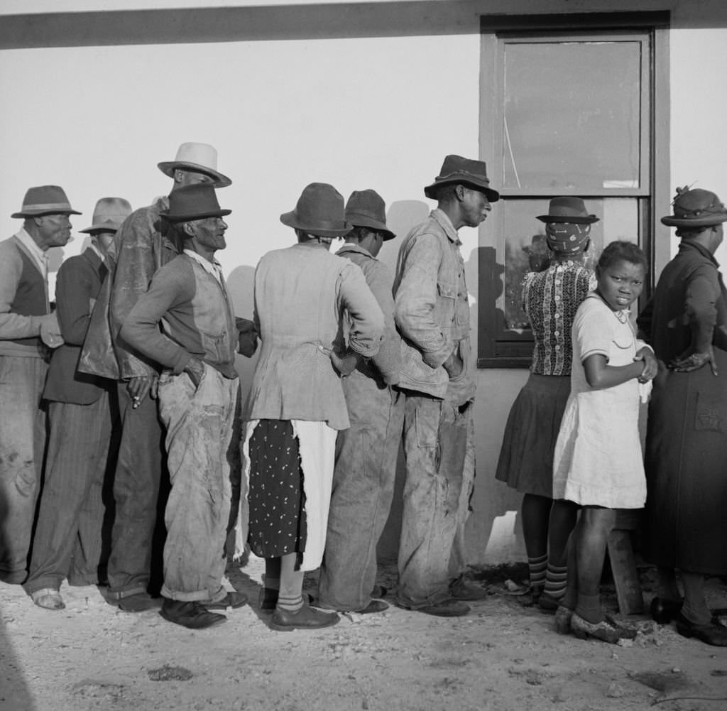 #116 Migratory Workers waiting to Receive Supplies of Surplus Commodities, Belle Glade, Florida, January 1941