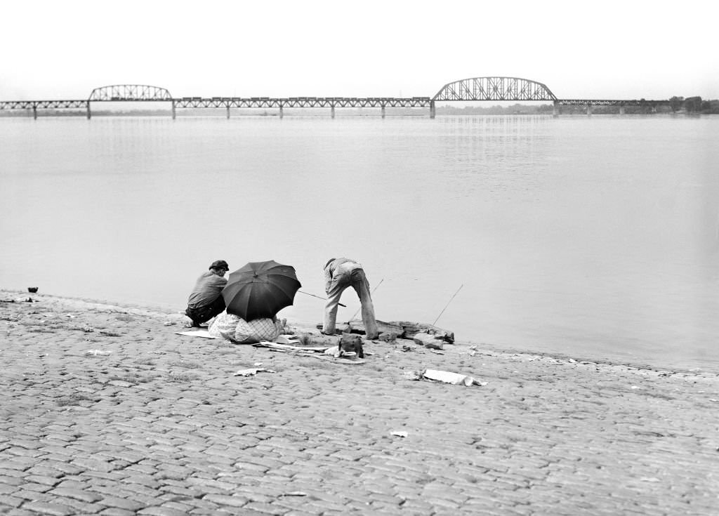 #132 Fishing on Ohio River, Louisville, Kentucky, July 1940