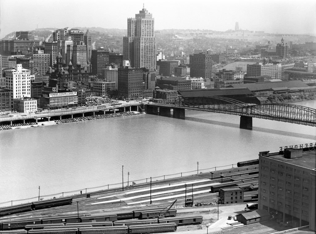 #182 Smithfield Street Bridge and Monongahela River with Cityscape in Background, Pittsburgh, Pennsylvania, August 1941