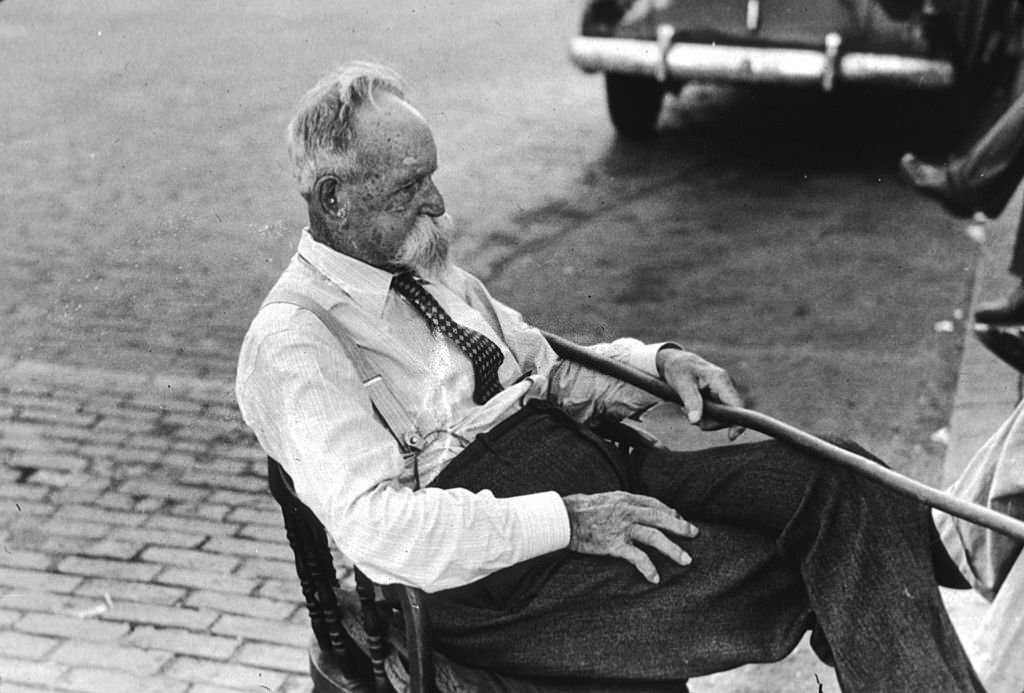 #196 An old man sitting in front of the courthouse in Versailles, Kentucky, September 1940