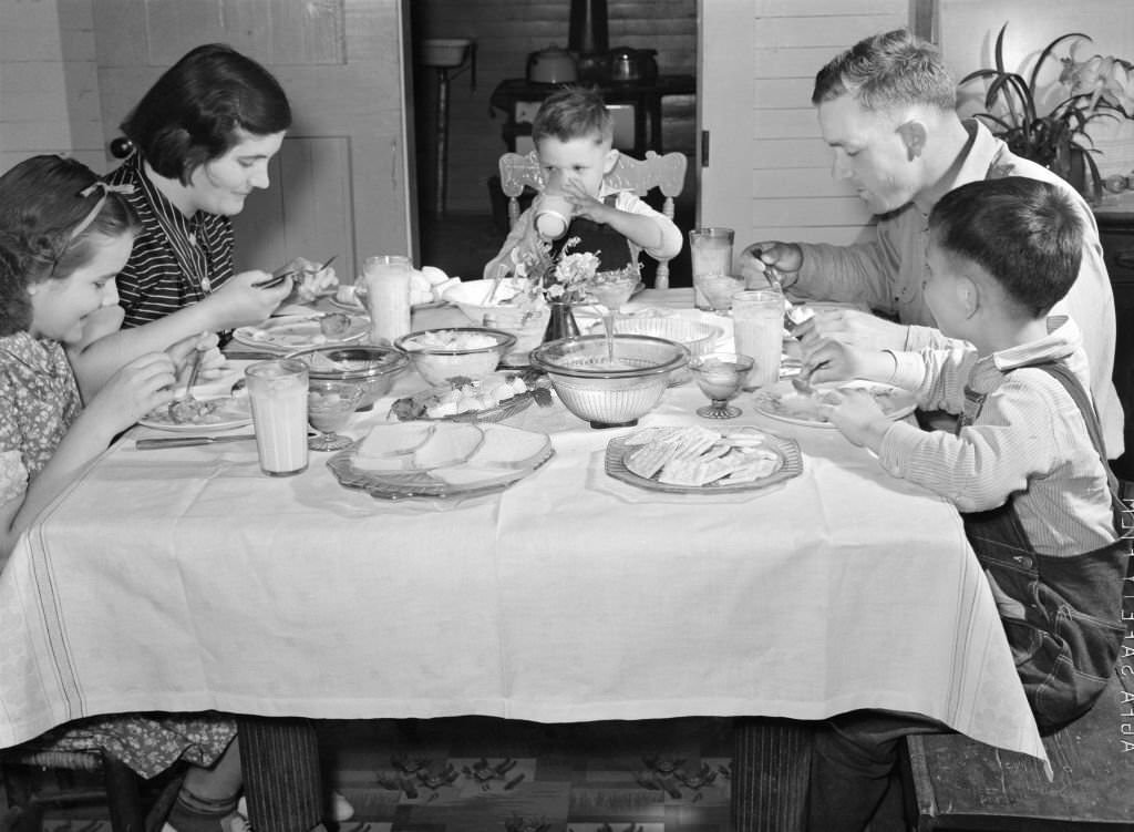 #39 Helms Family Dinner, Coffee County, Alabama, 1939