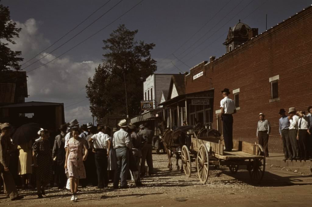#86 Farmers and townspeople in center of town on Court day, Campton, Kentucky, 1940