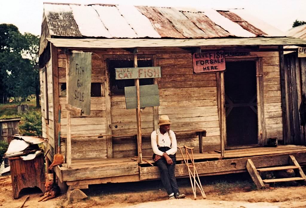 #89 A store with live fish for sale, vicinity of Natchitoches, Louisiana, 1940