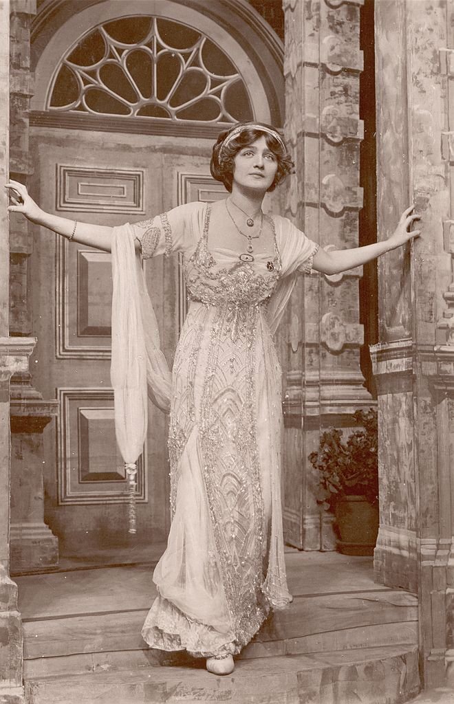 #24 Lily Elsie as Alice, in a scene from the show, ‘The Dollar Princess’, 1909