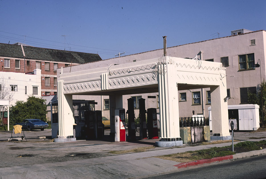 #35 Seaside Gas, Los Angeles, California, 1979