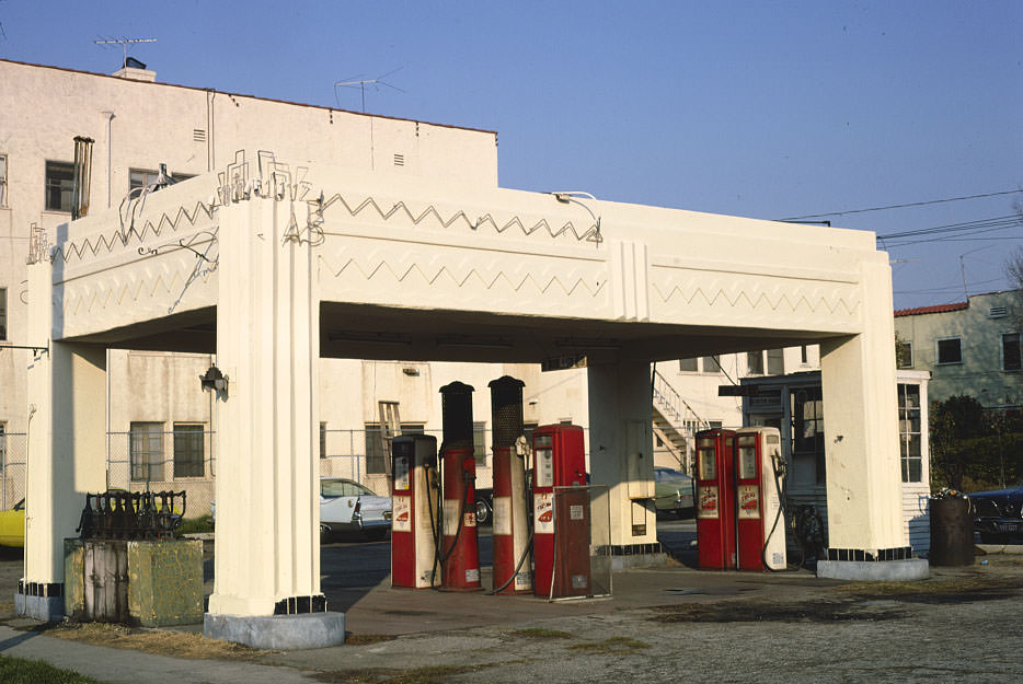 #43 Seaside Gas, Los Angeles, California, 1979