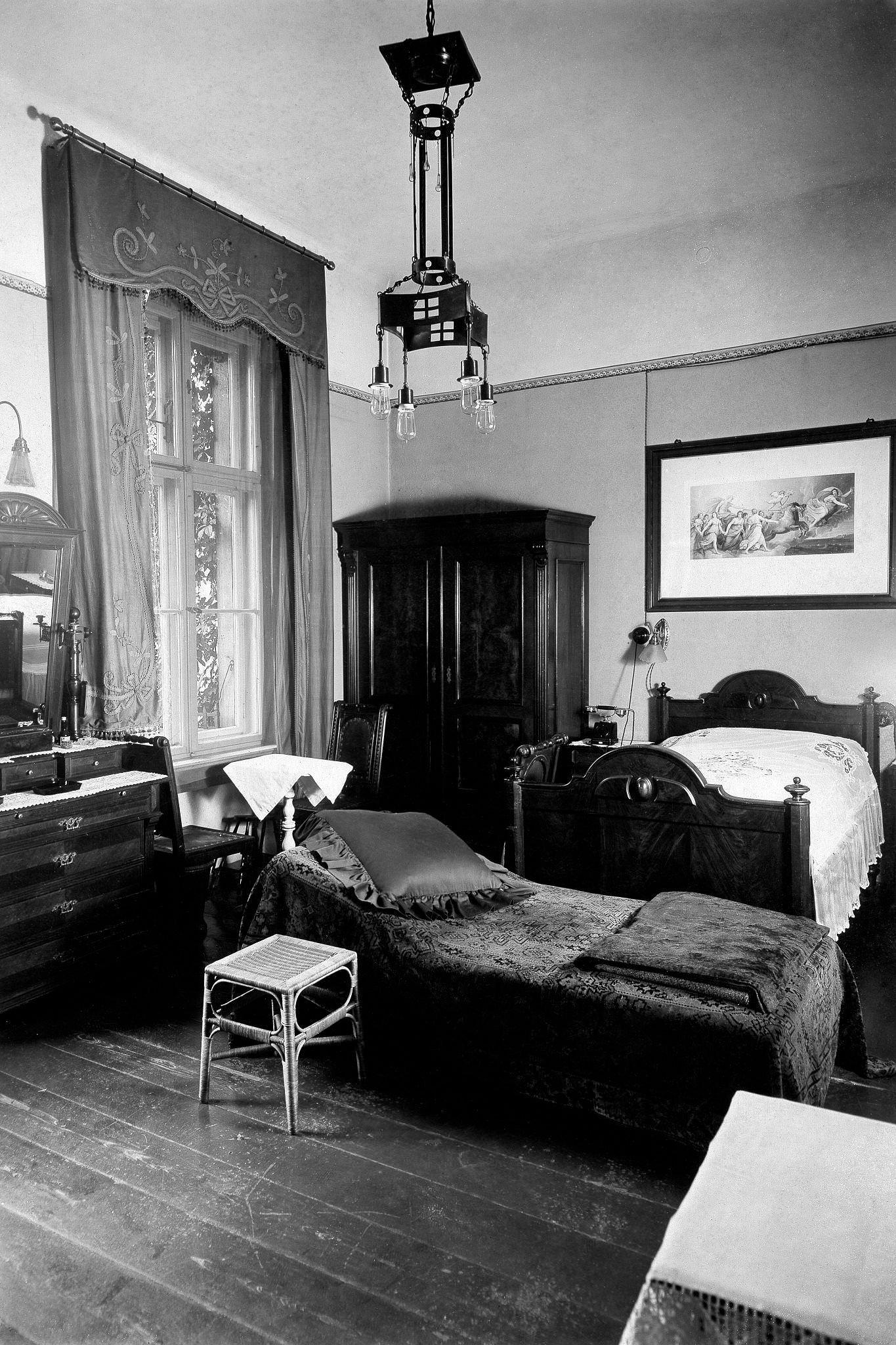 #41 Old fashioned bedroom with 19th century furniture, beds.