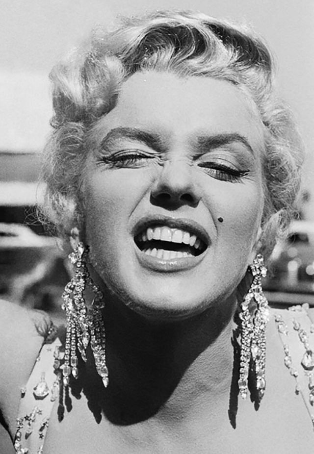 Goofy Photos of Marilyn Monroe making Funny Faces Celebrities