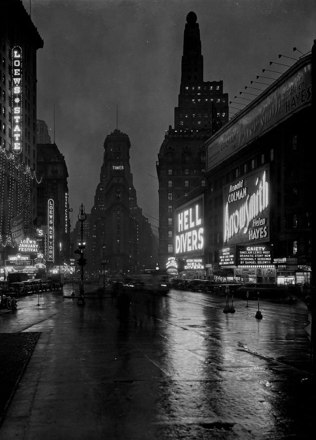 #3 Times Square at dusk, looking south from 47th Street, New York City, January 6, 1932