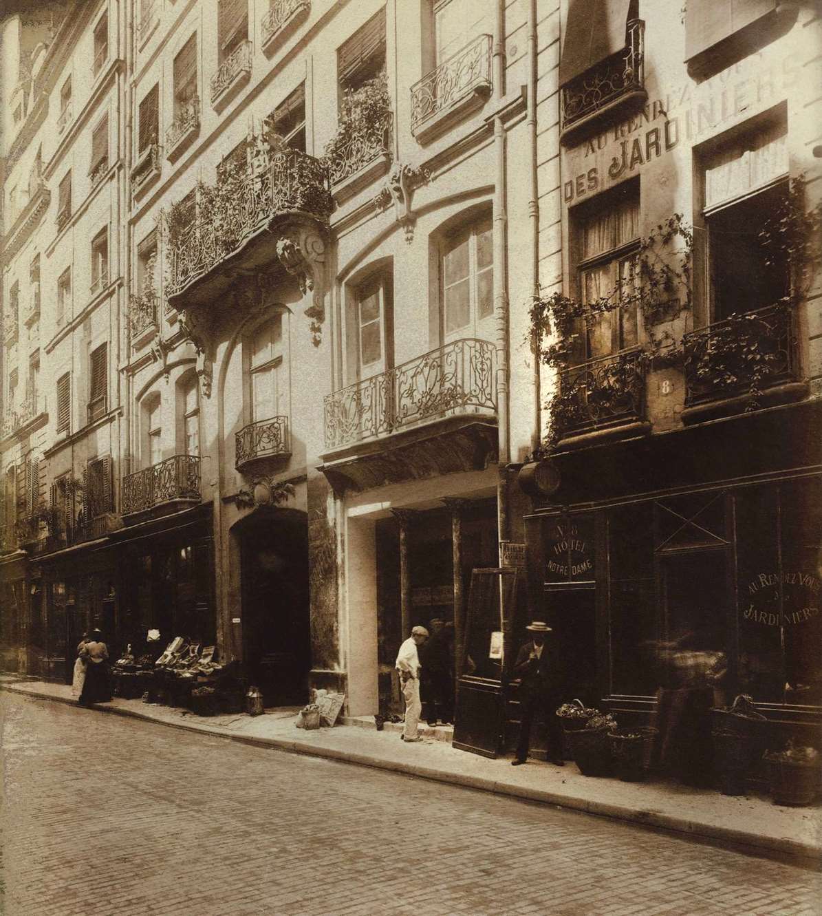 #51 Rue du Petit Pont in Paris, 1899