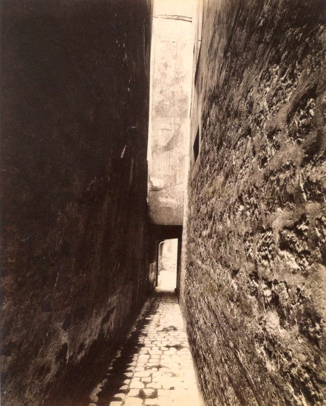 #54 Entrance of the courtyard, 9 rue Thouin in Paris, 1910