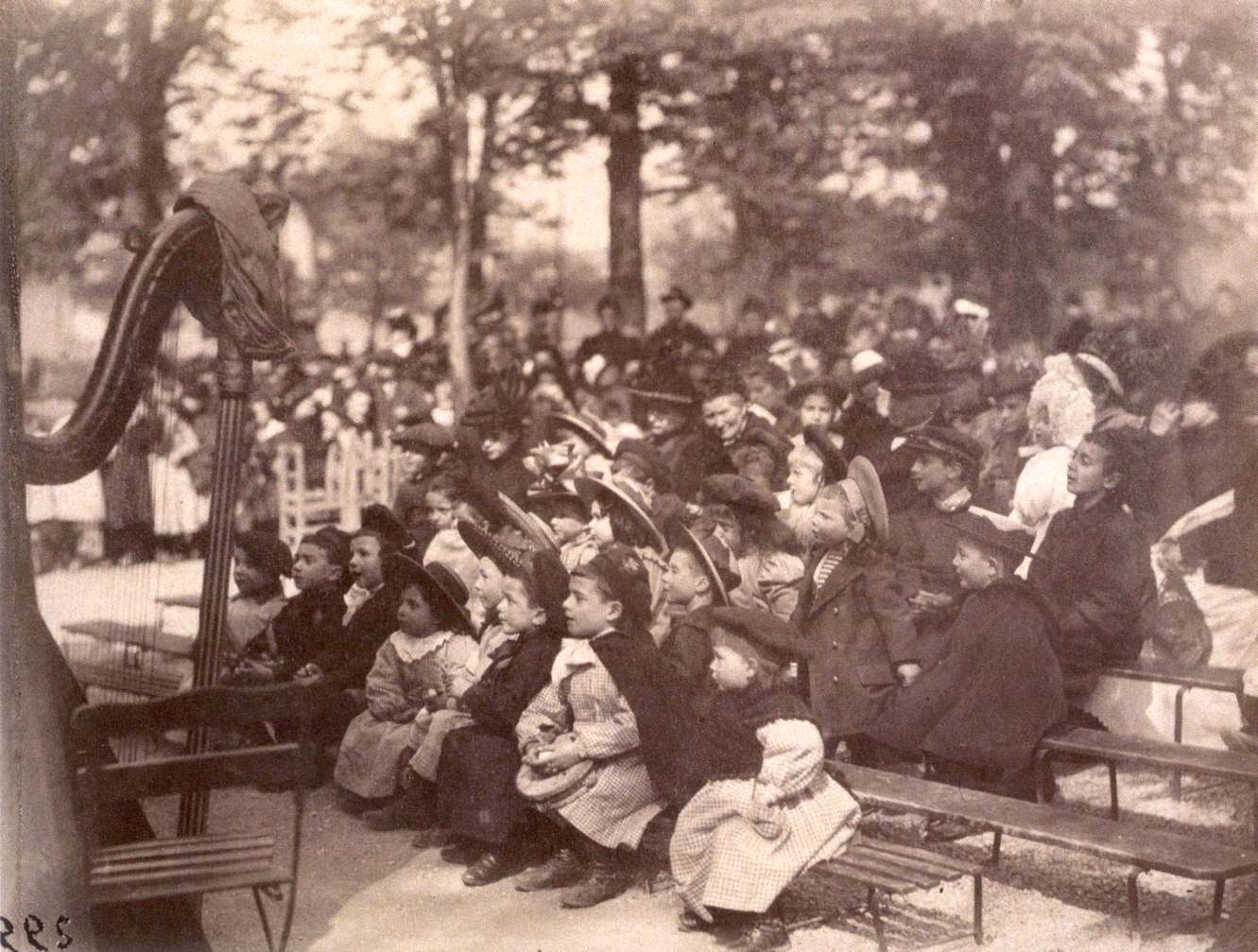 #67 Children during a Guignol show in the Luxembourg gardens in Paris, 1899