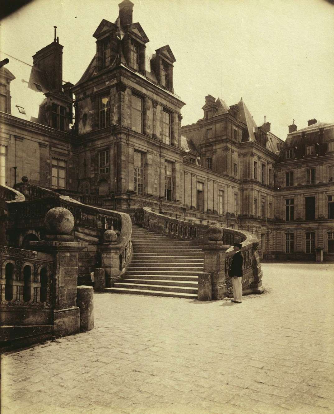 #85 Courtyard, Fountainebleau, 1903