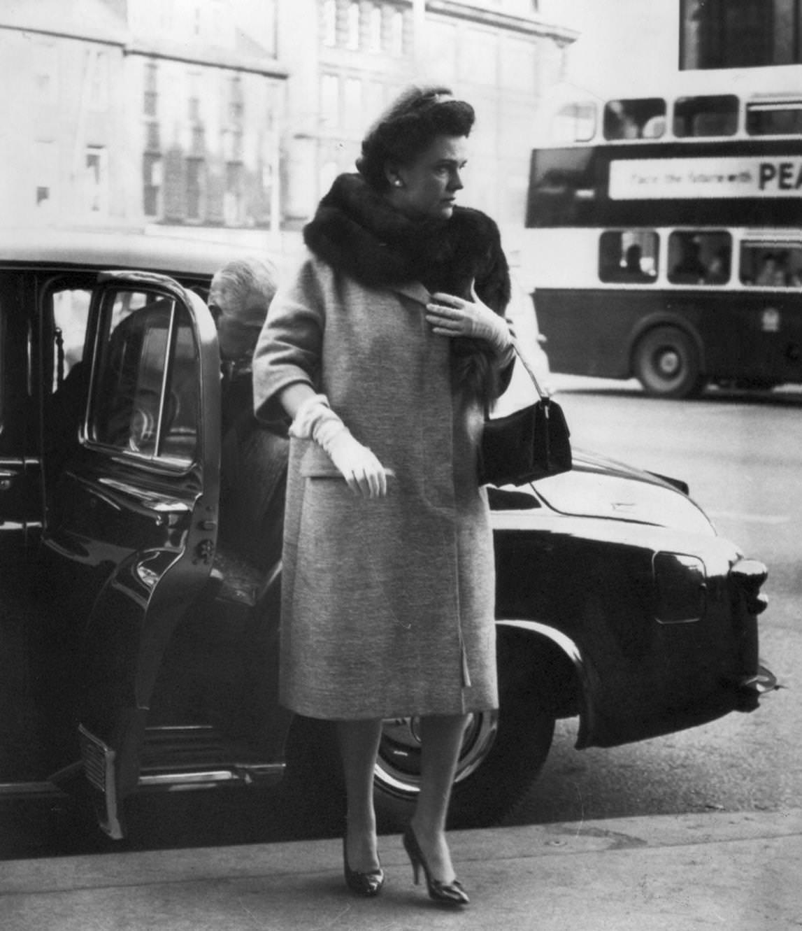#144 Margaret Sweeny, the Duchess of Argyll (1912 – 1993) arriving at court during her divorce hearing in Edinburgh, 1963